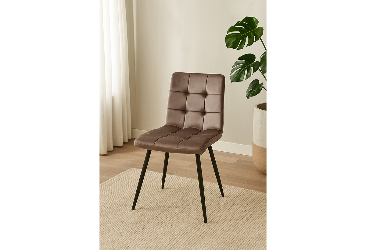 Απεικονίζεται η καρέκλα σε δωμάτιο.